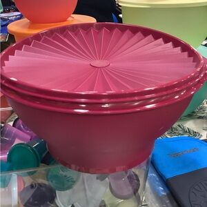 Tupperware Servalier Bowl - capacity of 17 cups